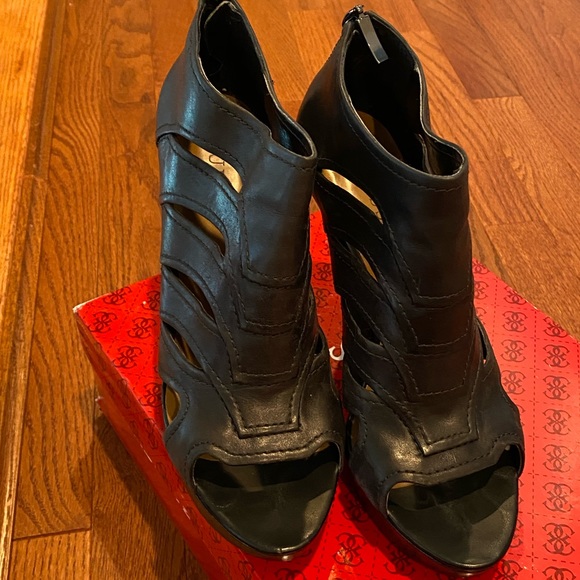 Peep toe bootie by Guess - Picture 1 of 3